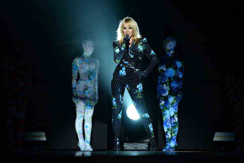 Kylie Minogue tritt in einem geblümten Catsuit auf