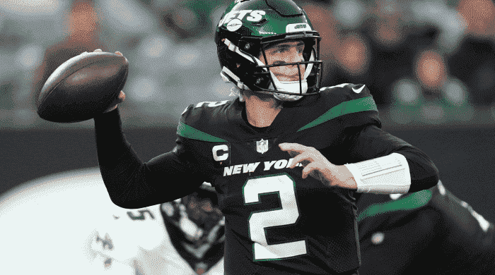 New York Jets Quarterback Zach Wilson (2) wirft den Ball in der zweiten Hälfte.  Die Eagles besiegen die Jets, 33-18, im MetLife Stadium am Sonntag, den 5. Dezember 2021, in East Rutherford.  Nyj gegen Phi