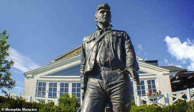 Eine Elvis-Statue vor der Memphis Mansion, dem einzigen nicht reisenden Elvis-Anerkennungsmuseum außerhalb Amerikas