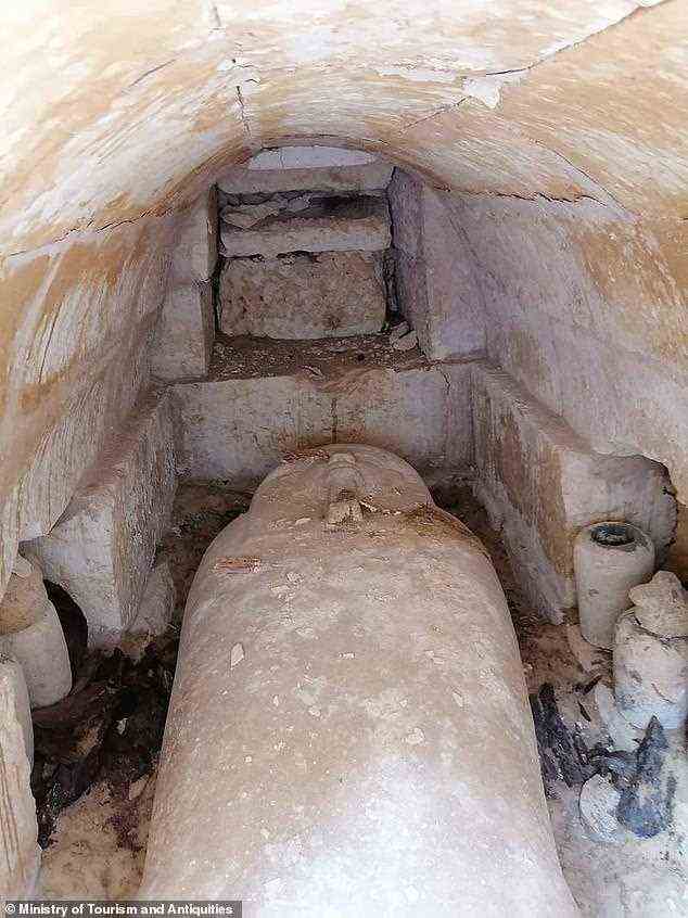 Das Grab des Mannes (im Bild) ist seit seiner Bestattung vor Tausenden von Jahren unberührt geblieben und hat alle seine Bestattungsschätze im Grab hinterlassen