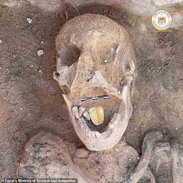 Eine weitere im Februar entdeckte Mumie (Bild) wurde ebenfalls mit einer Zunge aus Gold begraben.  Archäologen, die an der altägyptischen Stätte Taposiris Magna gruben, fanden 16 Bestattungen in Felsgräbern, von denen eines eine Mumie enthielt, die eine goldene Platte anstelle einer Zunge hatte