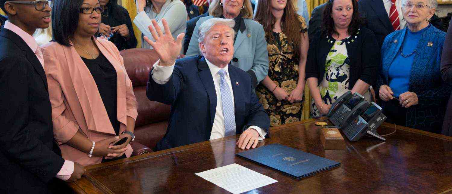 WASHINGTON, DC - 11. APRIL: US-Präsident Donald Trump verabschiedet sich von den Medien nach der Unterzeichnung von HR 1865, dem 