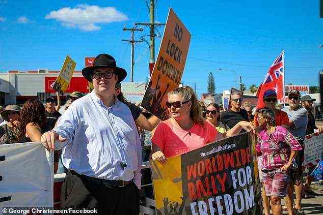 Der in Queensland geborene Abgeordnete (Bild links) wurde seitdem vom ehemaligen Führer der Nationals und der Opposition wegen seines Auftritts in der Internetshow zugeschlagen