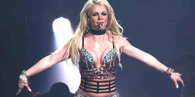 Britney Spears tritt während des Now!  99,7 Triple Ho Show 7.0 im SAP Center am 3. Dezember 2016 in San Jose, Kalifornien.  (Foto von C Flanigan/FilmMagic)