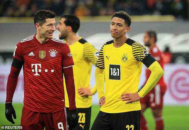 Bellingham im Bild mit Robert Lewandowski bei der 2:3-Niederlage von Dortmund gegen Bayern