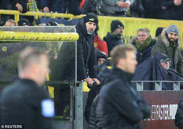 Dortmunds Manager Marco Rose betrat die Tribüne, nachdem er wegen Meinungsverschiedenheiten des Platzes verwiesen wurde