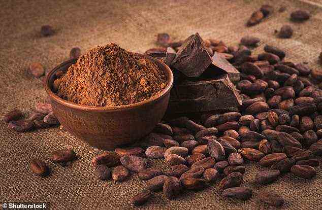 Kakao, der zur Herstellung von Schokolade verwendet wird, ist reich an Ballaststoffen, Eisen und „phytochemischen Stoffen“.  Milchschokoladeprodukte enthalten tendenziell weniger Kakao