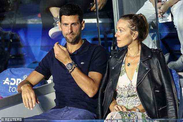 Novak Djokovic im Bild mit seiner Frau Jelena.  Tennis Australia hat letzten Monat angekündigt, dass im Januar nur Spieler mit Doppelstoß im Melbourne Park spielen dürfen