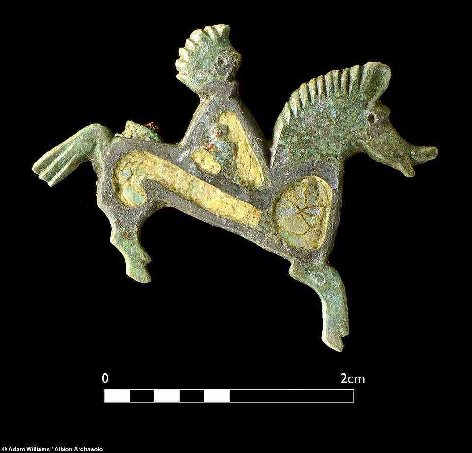 Neben diesen Bestattungen entdeckte das Team auch andere Artefakte, darunter eine emaillierte Brosche aus Kupferlegierung in Form eines Pferdes (im Bild).  Dieses Schmuckstück ähnelt einem früheren Fund in Hockwold cum Wilton in Norfolk, der mit einem Kult aus der Römerzeit in Verbindung gebracht wurde, von dem bekannt ist, dass er in East Anglia, Somerset und Wiltshire existierte