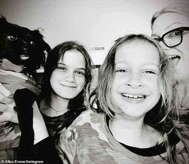 Stolze Mutter: Evans bleibt derzeit mit ihren beiden Töchtern im Haus der Familie in Los Angeles, gibt jedoch zu, dass sie aufgrund ihrer anhaltenden Scheidung möglicherweise gezwungen sein könnte, umzuziehen