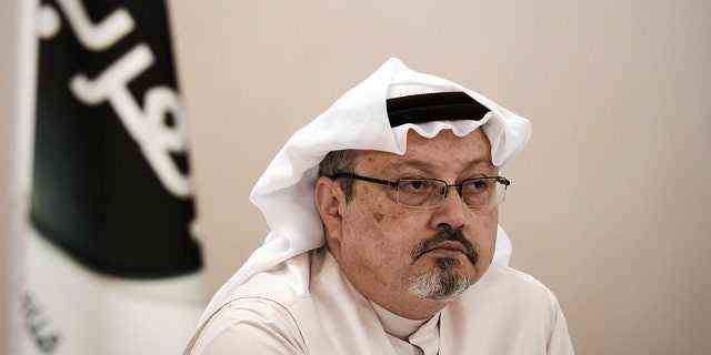 Ein General Manager von Alarab TV, Jamal Khashoggi, schaut während einer Pressekonferenz in der bahrainischen Hauptstadt Manama am 15. Dezember 2014 zu. 