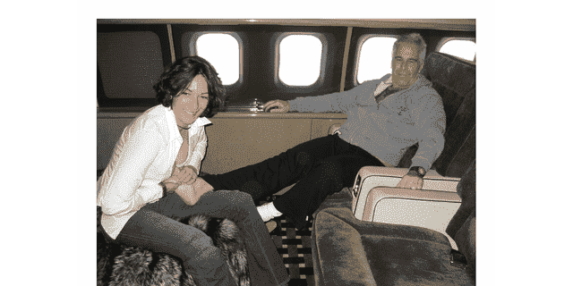 Ghislaine Maxwell reibt Jeffrey Epsteins Fuß an einem Privatjet auf einem undatierten Foto.