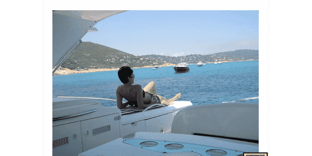 Ghislaine Maxwell beim Sonnenbaden auf einer Yacht in einem undatierten Foto.
