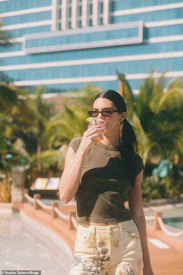 Abkühlung: Die Vogue-Favoritin hat sich in der Beach Club Bar des Seminole Hard Rock Hotel & Casino mit einer ihrer hausgemachten Wassermelonen-Margaritas abkühlen sehen