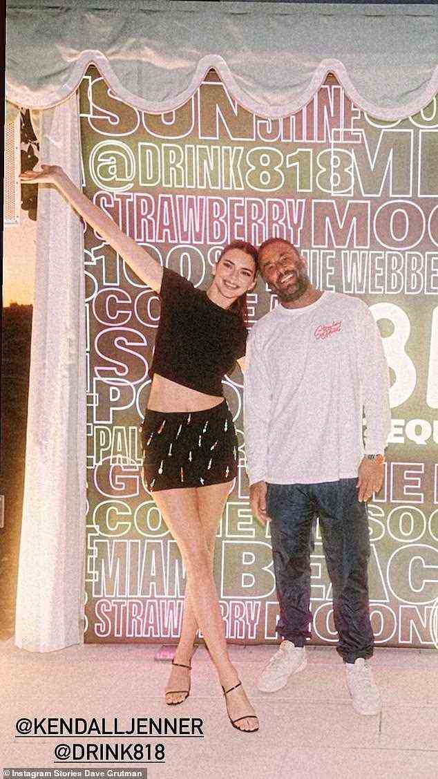Halten Sie die guten Zeiten am Laufen: Kendall förderte ihre Marke am Abend weiter, als sie im Goodtime Hotel von Miamis Nachtleben-König Dave Grutmans Strawberry Moon auftauchte