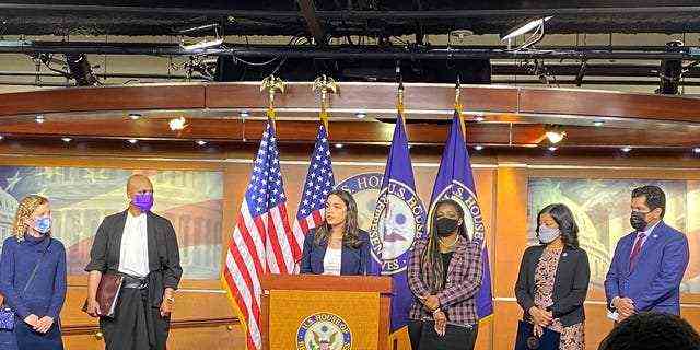 Die Abgeordnete Alexandria Ocasio-Cortez, DN.Y., forderte am Mittwoch, dass die Demokraten im Repräsentantenhaus die Abgeordnete Lauren Boebert, R-Colo., aus ihren Ausschüssen entfernen.  (Tyler Olson/Fox News)