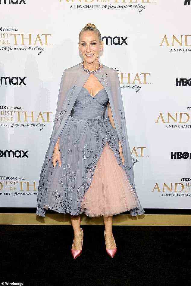 Sarahs Look: Die Schauspielerin trat bei der Veranstaltung in einem stylischen und trägerlosen grauen Kleid mit buntem rosa Schnitt auf