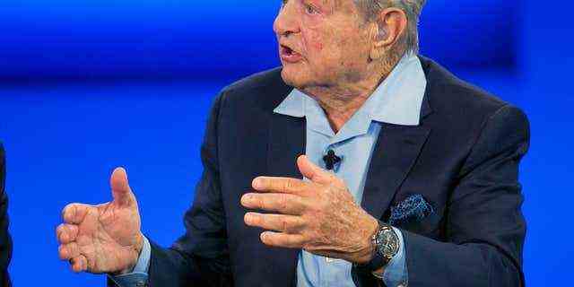 In diesem Aktenfoto vom 27. September 2015 spricht George Soros, Vorsitzender von Soros Fund Management, während eines Fernsehinterviews für CNN bei der Clinton Global Initiative in New York.