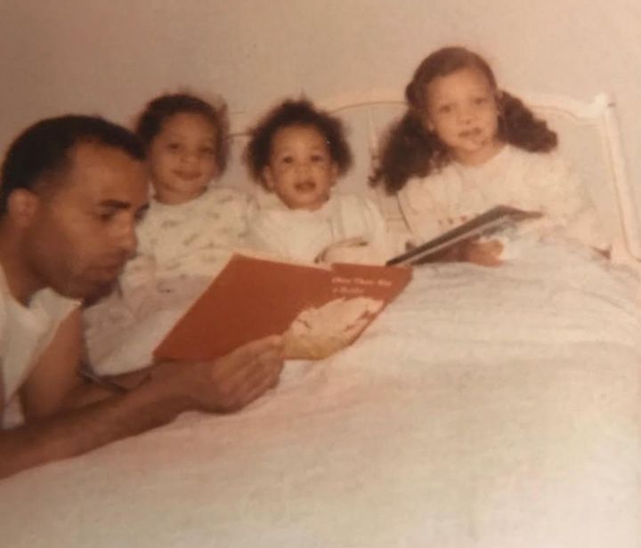 Die Autorin (ganz rechts) und ihre Schwestern Karina (links) und Suzette hörten zu, wie ihr Vater 1969 eine Gute-Nacht-Geschichte las.