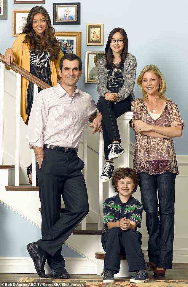 Noch ein Kind: Modern Family begann 2009 mit der Ausstrahlung, als Ariel erst 11 Jahre alt war;  abgebildet in diesem Jahr mit (L–R) Sarah Hyland, Ty Burrell, Nolan Gould und Julie Bowen am Set