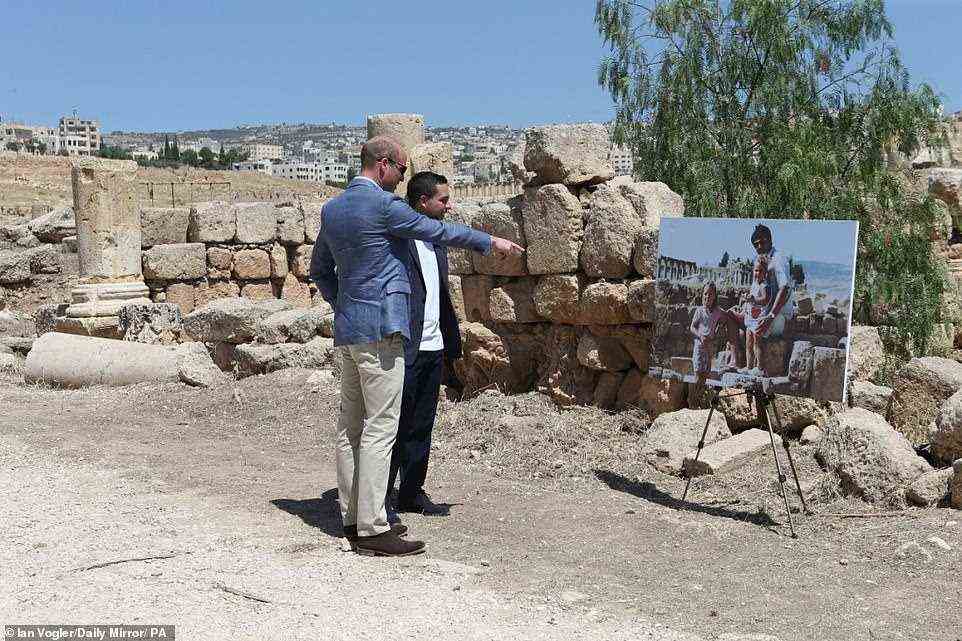 Prinz William besuchte Jordanien im Juli 2018, kurz nach der Geburt ihres Sohnes Louis, und besuchte einen Ort, an dem Kate als Kind mit ihrem Vater und ihrer Schwester Pippa für ein Foto posiert hatte