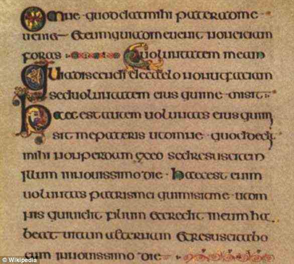 Das Book of Kells-Manuskript, das alle anderen künstlerischen und kulturellen Errungenschaften des frühen Mittelalters in den Schatten stellte, wurde um 800 n. Chr. von irischen Mönchen geschaffen, um das Leben Christi zu verherrlichen