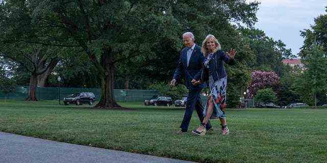 Die Bidens gehen auf dem South Lawn des Weißen Hauses, nachdem sie am 19. Juli 2021 mit Marine One in Washington angekommen sind. 