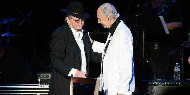 (LR) Die Musiker Micky Dolenz und Michael Nesmith von den Monkees treten während der Abschlussshow der 
