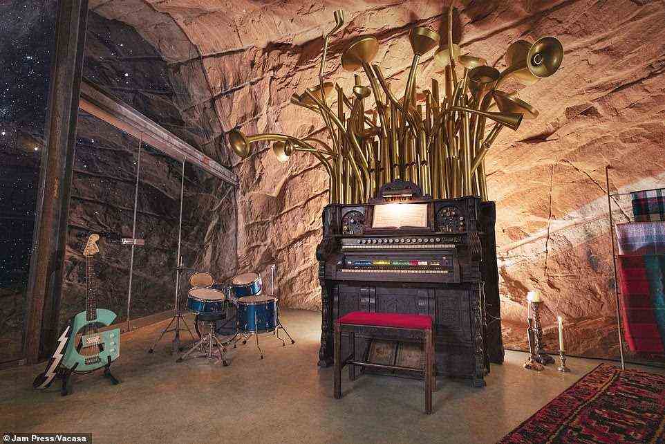 Das Haus ist so gestaltet, dass es den Grinchs ähnelt, und es hat sogar eine Nachbildung des berühmten Musikzimmers – komplett mit der Orgel des Grinch und dem Schlagzeug von Hund Max