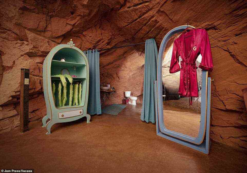 Öffne den Schrank und du findest ein paar seiner berühmten grünen Pelzhosen sowie eine rote Robe mit dem eingravierten Buchstaben 'G' in der Brust