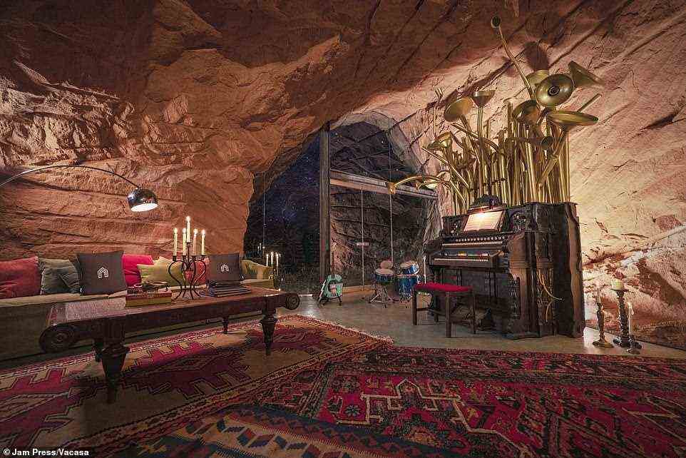 An der Vorderseite der Höhle befindet sich eine Glaswand, sodass die Gäste die schöne Aussicht auf Utah genießen können