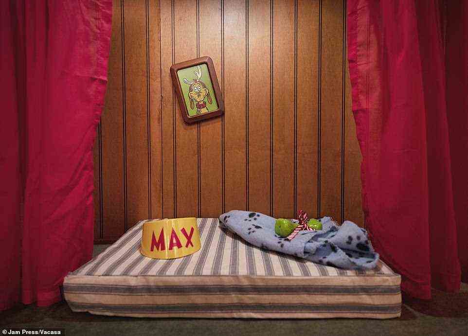 Das Haus ist mit so vielen kleinen Details gefüllt, die dem Film ähneln, und es gibt sogar ein Bett für den Grinch-Hund Max