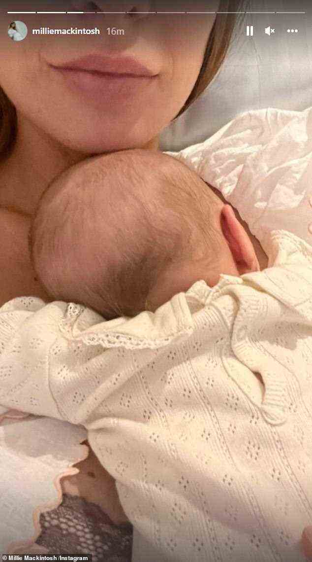 Mein Mädchen: Während einer Kuschelsession mit ihrem entzückenden Neugeborenen hat Millie ein Selfie gemacht und für die Kamera geschmollt