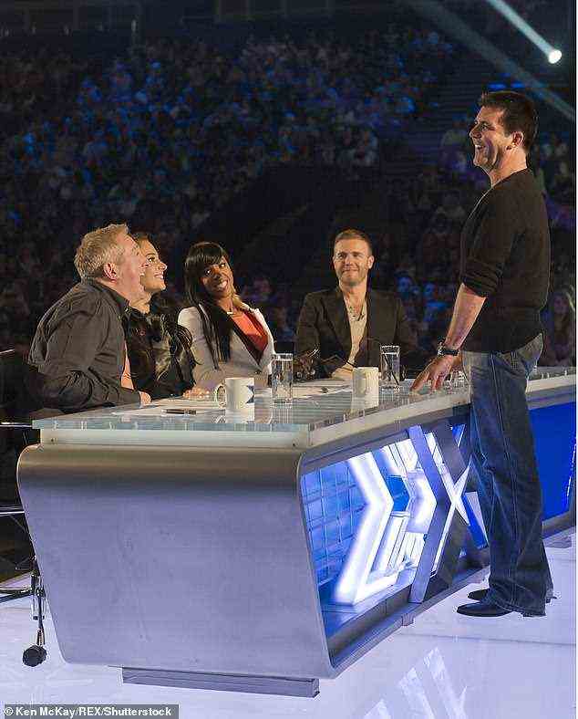 Zeitform?  The Mirror behauptete, das Paar habe eine „notorisch angespannte Beziehung“ gehabt, die darauf zurückzuführen sei, dass Gary 2011 Simon als Richter in der US-Version des X Factor ersetzte (Gary ist 2011 direkt auf der britischen Version des X Factor abgebildet).