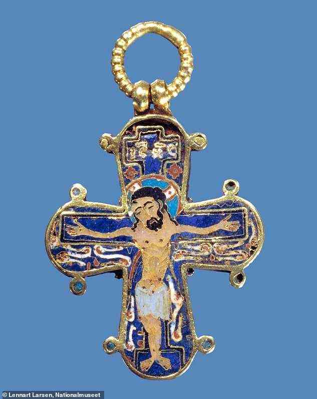 Der Ohrring und das Dagmark-Kreuz (im Bild) stammen vermutlich aus der Wikingerzeit oder dem frühesten Mittelalter