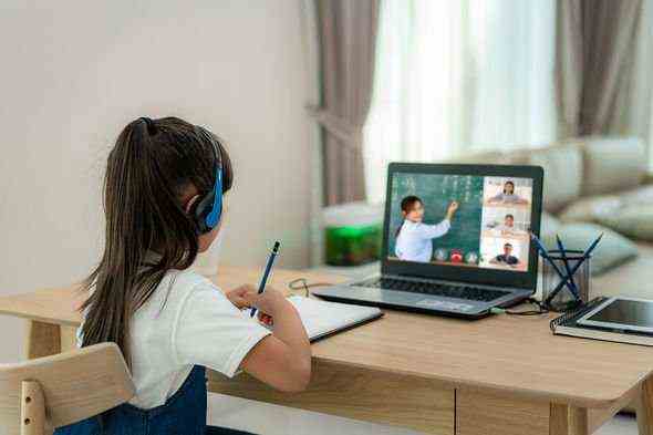 Kind macht Online-Schule