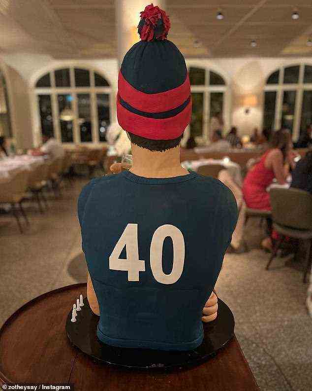 Meilenstein: Auf der Rückseite des Fondant-T-Shirts der Torte prangt die Zahl 40