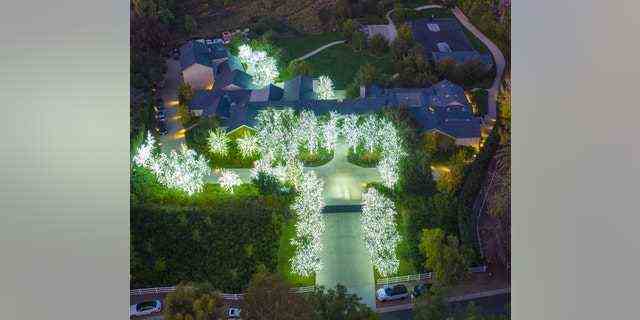Die von Bäumen gesäumte Auffahrt von Kim Kardashian erstrahlte in strahlend weißen Lichtern.