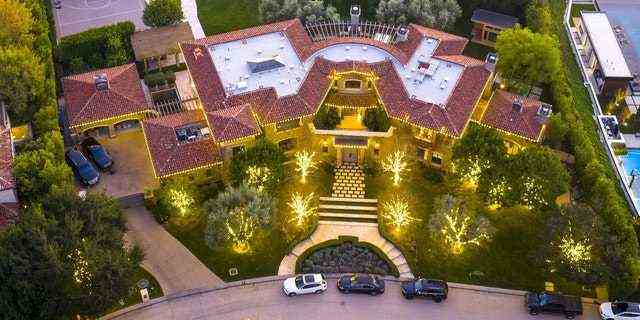 Kourtney Kardashians Haus in Calabasas ist zu Weihnachten in warmweißen Lichtern dekoriert.