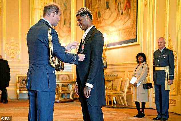 Fußballer erhielt MBE, 24, für die Leitung des Kampfes gegen Kinderarmut im vergangenen Jahr von Prinz William auf Schloss Windsor im November