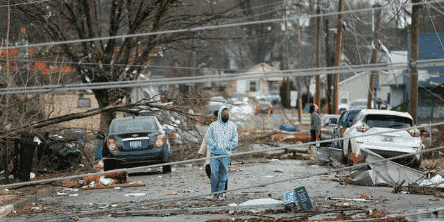 Die Einwohner von Bowling Green, Kentucky, sehen sich die Schäden nach einem Tornado an, der am 11. Dezember 2021 das Gebiet heimgesucht hat Illinois, das litt "katastrophaler Schaden" mit rund 100 Menschen darin eingeschlossen.  Die Stadt Mayfield im Westen von Kentucky war "Ground Zero" des Sturms – eine Szene von "massive Verwüstung," sagte ein Beamter.  (Foto von Gunnar Word / AFP) (Foto von GUNNAR WORD / AFP über Getty Images)