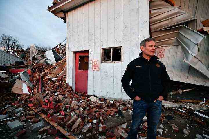 Gouverneur Bill Lee untersucht Tornadoschäden außerhalb der Feuerwehr in Dresden, Tennessee, Samstag, 11. Dezember 2021. (George Walker IV/The Tennessean via AP)