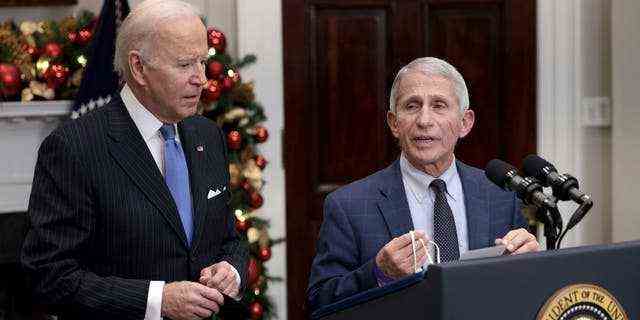 Dr. Anthony Fauci spricht zusammen mit US-Präsident Joe Biden, als er nach einem Treffen des COVID-19-Reaktionsteams im Weißen Haus am 29. November 2021 in Washington, DC, Bemerkungen zur COVID-19-Variante von Omicron hält.