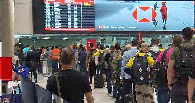Die ersten Ankömmlinge landen in Queensland, als der Staat am Montag seine Grenze wieder öffnete