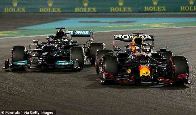 Verstappen (rechts) überholte Hamilton (links) in der letzten Runde des Sieger-Take-all-GP von Abu Dhabi
