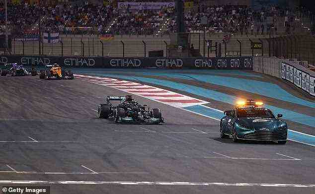 F1-Renndirektor Masi kippte seine Entscheidung, überrundete Autos vor der letzten Runde zwischen Hamilton (zweiter von links) und Verstappen zu belassen
