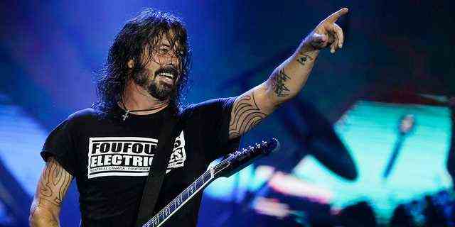 Ein Mitglied der Foo Fighters wurde Berichten zufolge vor einer internationalen Show ins Krankenhaus in Chicago gebracht.