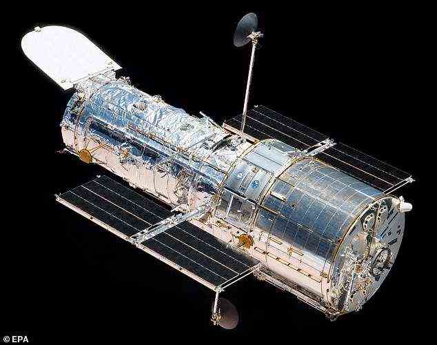 Hubble (im Bild) umkreist die Erde mit einer Geschwindigkeit von etwa 27.300 km/h in einer niedrigen Erdumlaufbahn in einer Höhe von etwa 340 Meilen