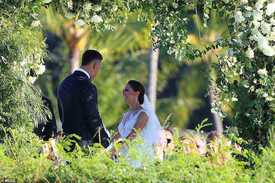 Yankees-Schläger Aaron Judge und Samantha Bracksieck teilen sich einen Kuss, als sie auf Hawaii heiraten