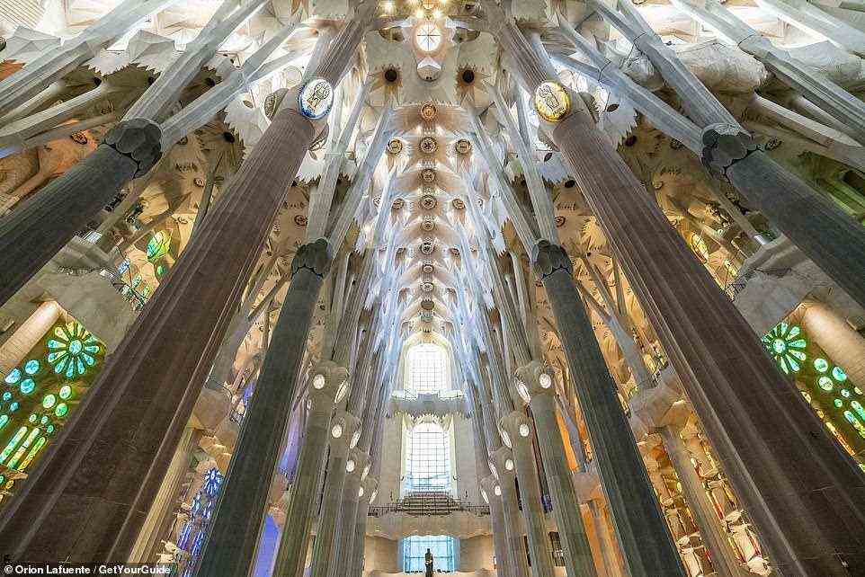 The central nave. Construction work on the church is based on the meticulous study of photographs, drawings and testimony from Gaudi